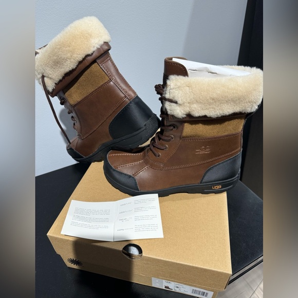 UGG Butte new never worn size 1 and 13 now available. - Picture 3 of 5